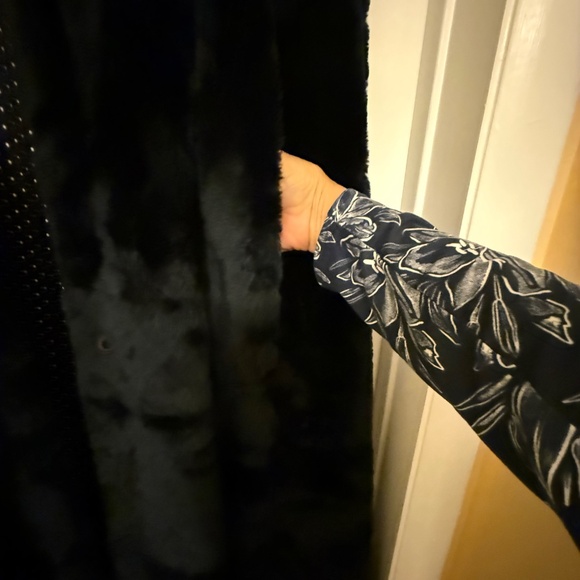 SOLD ELSEWHERE!!!!   FLOOR LENGTH FAUX FUR OPERA CAPE, BLACK - Picture 4 of 7